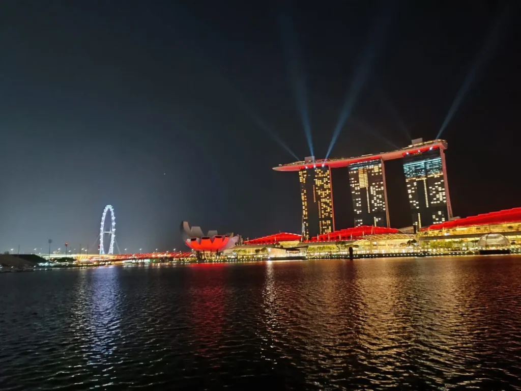 Dicas de Viagem para Singapura: Guia Completo 1 Vista noturna de Singapura com destaque para a Marina Bay Sands, uma das principais atrações do destino. Confira nossas dicas de viagem para Singapura.